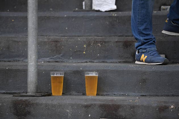 Volle Bierbecher auf der Südtribüne im Signal Iduna Park 20.11.2021, Fussball GER, Saison 2021 2022, 1. Bundesliga, 12. Spieltag, Borussia Dortmund - VfB Stuttgart 2:1 Foto: Maik Hölter TEAM2sportphoto