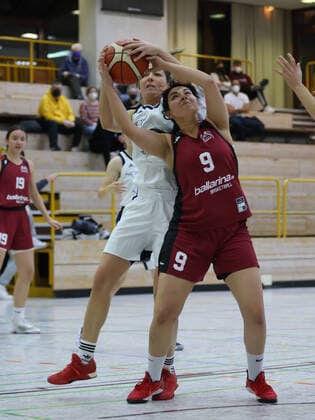 20.11.2021 - Basketball - Saison 2021 2022 - Regionalliga RL Frauen - TS Herzogenaurach Shorthorns - Regensburg Baskets - DaMa - Anke Tribula (8, Shorthorns Herzogenaurach ) M. Tatli (9, Regensburg Baskets )