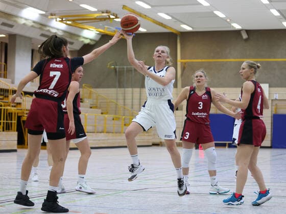20.11.2021 - Basketball - Saison 2021 2022 - Regionalliga RL Frauen - TS Herzogenaurach Shorthorns - Regensburg Baskets - DaMa - M. Römer (7, Regensburg Baskets ) Fiona Kittler (13, Shorthorns Herzogenaurach ) T. Lohnweiß (3, Regensburg Baskets ) S. Deml (4, Regensburg Baskets )