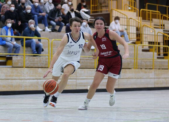 20.11.2021 - Basketball - Saison 2021 2022 - Regionalliga RL Frauen - TS Herzogenaurach Shorthorns - Regensburg Baskets - DaMa - Jana Ulbig (10, Shorthorns Herzogenaurach ) N. Stein (19, Regensburg Baskets )