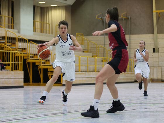 20.11.2021 - Basketball - Saison 2021 2022 - Regionalliga RL Frauen - TS Herzogenaurach Shorthorns - Regensburg Baskets - DaMa - Jana Ulbig (10, Shorthorns Herzogenaurach ) V. Großenegger (17, Regensburg Baskets )
