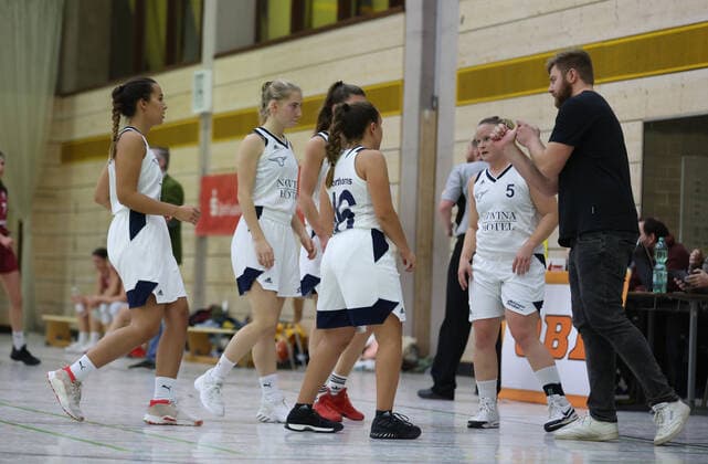 20.11.2021 - Basketball - Saison 2021 2022 - Regionalliga RL Frauen - TS Herzogenaurach Shorthorns - Regensburg Baskets - DaMa - Tom Feders (Trainer Shorthorns Herzogenaurach ) gibt Anweisungen