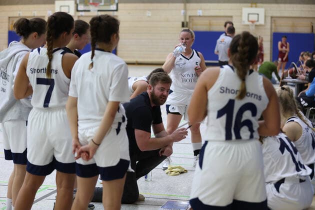 20.11.2021 - Basketball - Saison 2021 2022 - Regionalliga RL Frauen - TS Herzogenaurach Shorthorns - Regensburg Baskets - DaMa - Tom Feders (Trainer Shorthorns Herzogenaurach ) gibt Anweisungen