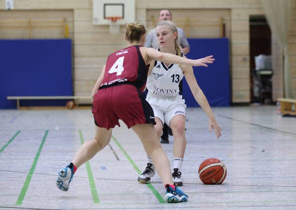 20.11.2021 - Basketball - Saison 2021 2022 - Regionalliga RL Frauen - TS Herzogenaurach Shorthorns - Regensburg Baskets - DaMa - S. Deml (4, Regensburg Baskets ) Fiona Kittler (13, Shorthorns Herzogenaurach )