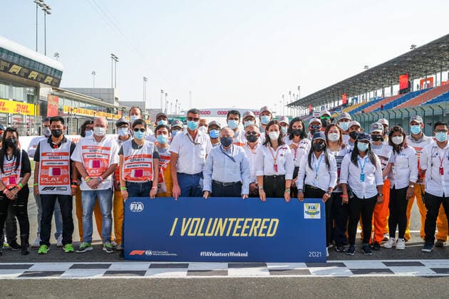FIA Volunteers family picture with MASI Michael, FIA Race Director, and TODT Jean (fra), FIA President, during the Formula 1 Ooredoo Qatar Grand Prix 2021, 20th round of the 2021 FIA Formula One World Championship, WM, Weltmeisterschaft from November 19 to 21, 2021 on the Losail International Circuit, in Lusail, Qatar - F1 - QATAR GRAND PRIX 2021 - RACE DPPI Panoramic 20211121_GOODEN_FGO06458