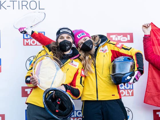 Bilder des Jahres 2021, Sport 11 November Sport Themen der Woche KW46 BOBSLEIGH - IBSF WC Innsbruck Igls INNSBRUCK,AUSTRIA,21.NOV.21 - BOBSLEIGH - IBSF World Cup, two-man, women. Image shows Laura Nolte Leonie Fiebig (GER); keywords: award ceremony.  GEPAxpictures xDanielxSchoenherr