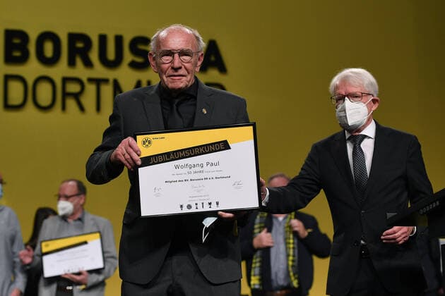 Bilder des Jahres 2021, Sport 11 November Sport Themen der Woche KW46 Mitgliederversammlung Borussia Dortmund am 21.11.2021 in der Westfalenhalle in Dortmund Wolfang Paul, Spielführer der BVB-Mannschaft die 1966 Europapokalsieger der Pokalsieger, links - Reinhard Rauball, Präsident des Fußball-Bundesligisten Borussia Dortmund, rechts *** General meeting Borussia Dortmund on 21 11 2021 in the Westfalenhalle in Dortmund Wolfang Paul, captain of the BVB team that won the European Cup in 1966, left Reinhard Rauball, president of the Bundesliga club Borussia Dortmund, right xRx