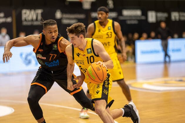 Tyrone Nash (Rasta Vechta, 77) Gianni Otto (Tigers Tuebingen, 10) Tigers Tuebingen vs. Rasta Vechta, 2. Basketball Bundesliga, Pro A, Barmer 2 Basketball, 11. Spieltag , Spielzeit 2021 2022, 20.11.2021 Tigers Tuebingen vs Rasta Vechta, 2. Basketball Bundesliga, Pro A, Barmer 2 Basketball, 11. Spieltag, Spielzeit 2021 2022, 20.11.2021 Rottenburg am Neckar Copyright: xNinaxSanderx xEibnerxPressefotox EP_NSR
