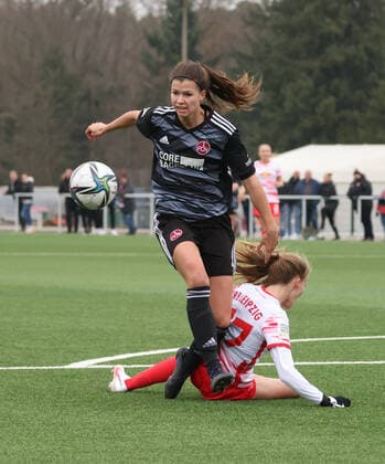 21.11.2021 - Fussball - Saison 2021 2022 - 2. Frauen-Fussball - Bundesliga - 10. Spieltag: 1. FC Nürnberg FCN ( Club ) - RB Leipzig - Sportfoto Zink DaMa - Nele Bauereisen (23, 1. FC Nürnberg FCN ) Marlene Müller Mueller (27, RB Leipzig RBL-Frauen )