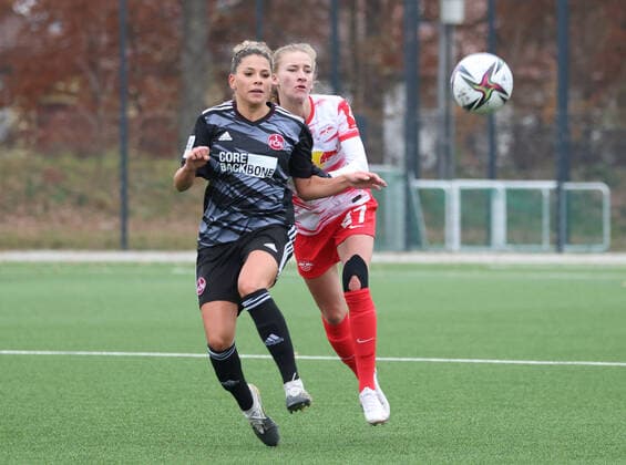 21.11.2021 - Fussball - Saison 2021 2022 - 2. Frauen-Fussball - Bundesliga - 10. Spieltag: 1. FC Nürnberg FCN ( Club ) - RB Leipzig - Sportfoto Zink DaMa - Jana Rippberger (17, 1. FC Nürnberg FCN ) Marlene Müller Mueller (27, RB Leipzig RBL-Frauen )