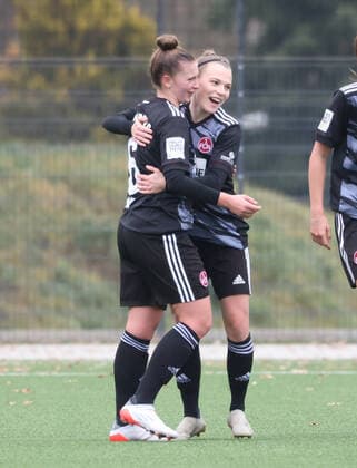 21.11.2021 - Fussball - Saison 2021 2022 - 2. Frauen-Fussball - Bundesliga - 10. Spieltag: 1. FC Nürnberg FCN ( Club ) - RB Leipzig - Sportfoto Zink DaMa - Jubel Freude Torjubel nach Tor zum 2:0 - Jessica May (6, 1. FC Nürnberg FCN ) Nastassja Lein (24, 1. FC Nürnberg FCN ) und Mannschaft Team jubelt freut sich - Torschütze: Nastassja Lein (24, 1. FC Nürnberg FCN )