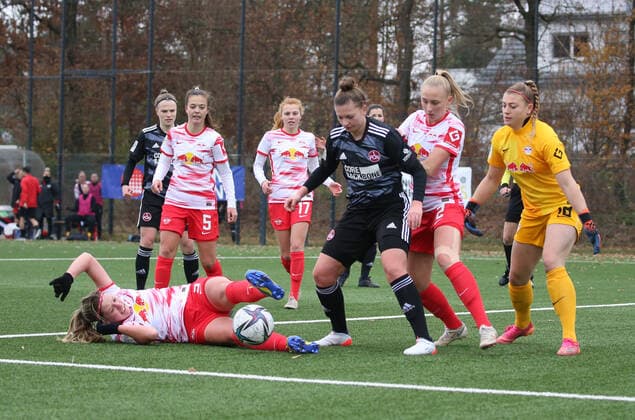 21.11.2021 - Fussball - Saison 2021 2022 - 2. Frauen-Fussball - Bundesliga - 10. Spieltag: 1. FC Nürnberg FCN ( Club ) - RB Leipzig - Sportfoto Zink DaMa - Louise Ringsing (9, RB Leipzig RBL-Frauen ) Jessica May (6, 1. FC Nürnberg FCN ) Frederike Kempe (2, RB Leipzig RBL-Frauen ) Carina Schlüter Schlueter (18, RB Leipzig RBL-Frauen )