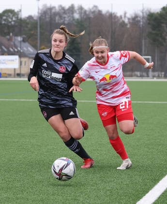 21.11.2021 - Fussball - Saison 2021 2022 - 2. Frauen-Fussball - Bundesliga - 10. Spieltag: 1. FC Nürnberg FCN ( Club ) - RB Leipzig - Sportfoto Zink DaMa - Amelie Thöle Thoele (12, 1. FC Nürnberg FCN ) Vanessa Fudalla (21, RB Leipzig RBL-Frauen )