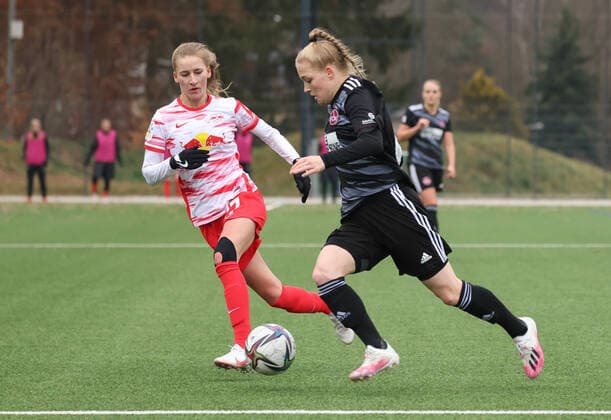 21.11.2021 - Fussball - Saison 2021 2022 - 2. Frauen-Fussball - Bundesliga - 10. Spieltag: 1. FC Nürnberg FCN ( Club ) - RB Leipzig - Sportfoto Zink DaMa - Marlene Müller Mueller (27, RB Leipzig RBL-Frauen ) Franziska Mai (18, 1. FC Nürnberg FCN )