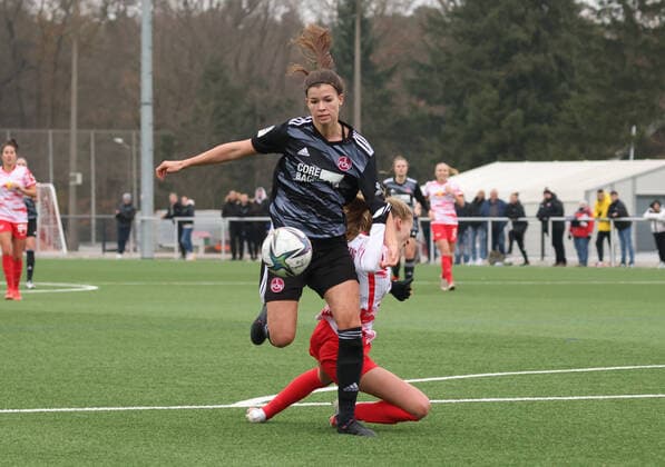 21.11.2021 - Fussball - Saison 2021 2022 - 2. Frauen-Fussball - Bundesliga - 10. Spieltag: 1. FC Nürnberg FCN ( Club ) - RB Leipzig - Sportfoto Zink DaMa - Nele Bauereisen (23, 1. FC Nürnberg FCN ) Marlene Müller Mueller (27, RB Leipzig RBL-Frauen )