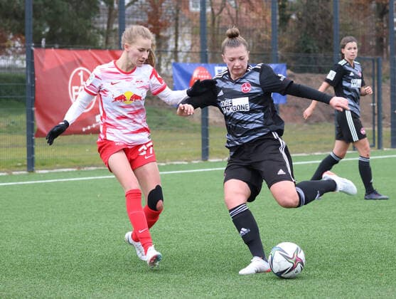 21.11.2021 - Fussball - Saison 2021 2022 - 2. Frauen-Fussball - Bundesliga - 10. Spieltag: 1. FC Nürnberg FCN ( Club ) - RB Leipzig - Sportfoto Zink DaMa - Marlene Müller Mueller (27, RB Leipzig RBL-Frauen ) Jessica May (6, 1. FC Nürnberg FCN )