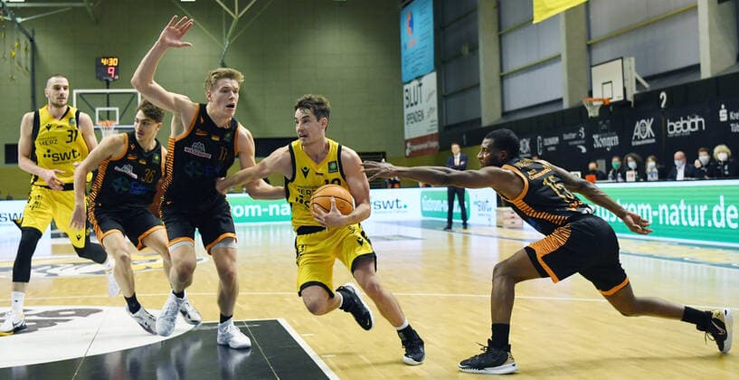 Basketball 2. Bundesliga 2021 2022 11. Spieltag 20.11.2021 in Rottenburg Tigers Tuebingen - RASTA Vechta Gianni Otto (2.v.re, Tigers) gegen Robin Lodders (2.li, RASTA Vechta), James Washington (re, RASTA Vechta) sowie beobachtet von Kristofer Krause (2. li, RASTA Vechta) und Daniel Keppeler (li, Tigers)