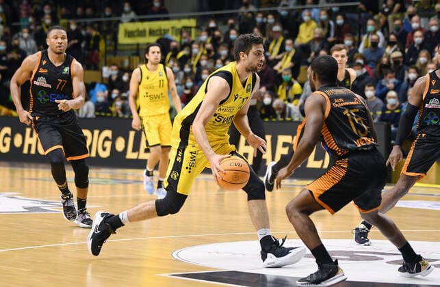 Basketball 2. Bundesliga 2021 2022 11. Spieltag 20.11.2021 in Rottenburg Tigers Tuebingen - RASTA Vechta Mateo Seric (Mitte, Tigers) gegen Robin Lodders (re, RASTA Vechta)