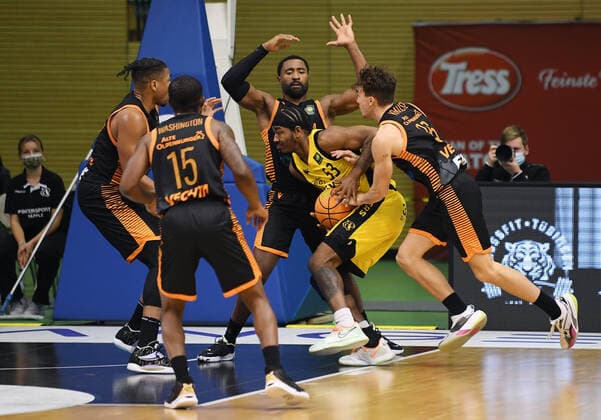 Basketball 2. Bundesliga 2021 2022 11. Spieltag 20.11.2021 in Rottenburg Tigers Tuebingen - RASTA Vechta Isaiah Crawley (Mitte, Tigers) gegen Kristofer Krause (re, RASTA Vechta) und Preston Purifoy (Mitte hinten, RASTA Vechta) sowie Tyrone Nash (li, RASTA Vechta) und James Washington (2.v.li, RASTA Vechta)