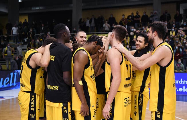 Basketball 2. Bundesliga 2021 2022 11. Spieltag 20.11.2021 in Rottenburg Tigers Tuebingen - RASTA Vechta Teamkreis Tigers nach dem Spiel; Bakary Dibba, Isaiah Crawley, Ryan Richard Mikesell, Erol Ersek und Mateo Seric (v.li.)