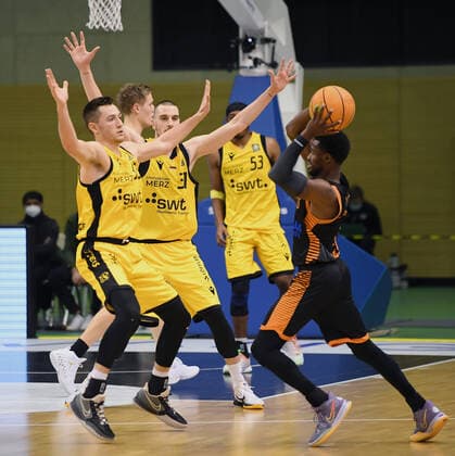 Basketball 2. Bundesliga 2021 2022 11. Spieltag 20.11.2021 in Rottenburg Tigers Tuebingen - RASTA Vechta Josh Young (re, RASTA Vechta) gegen Ryan Richard Mikesell (li, Tigers) und Daniel Keppeler (2.v.li., Tigers)