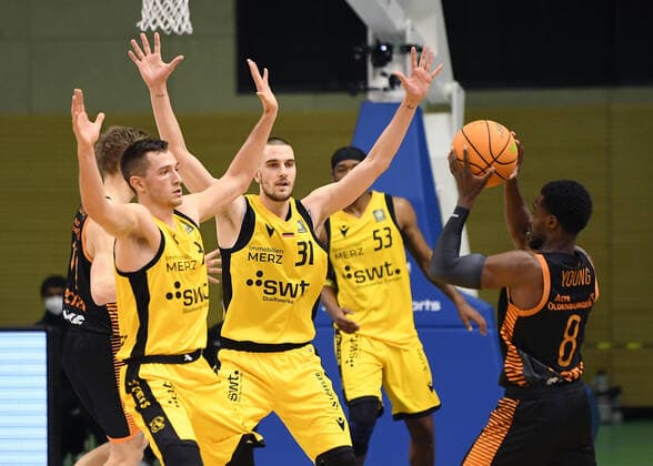 Basketball 2. Bundesliga 2021 2022 11. Spieltag 20.11.2021 in Rottenburg Tigers Tuebingen - RASTA Vechta Josh Young (re, RASTA Vechta) gegen Ryan Richard Mikesell (li, Tigers) und Daniel Keppeler (2.v.li., Tigers)