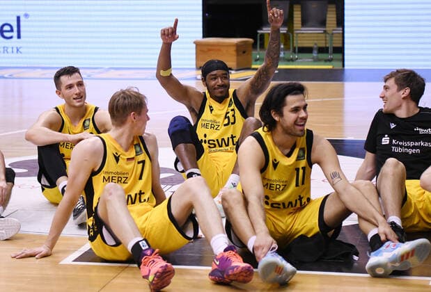 Basketball 2. Bundesliga 2021 2022 11. Spieltag 20.11.2021 in Rottenburg Tigers Tuebingen - RASTA Vechta SCHLUSSJUBEL Tigers; Ryan Richard Mikesell, Timo Lanmueller, Isaiah Crawley, Erol Ersek und Till Joenke (v.li.)