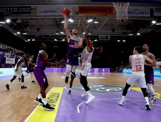 GSD zje123 easy Credit Basketball BBL Saison 2020 21 BG Göttingen - FC Bayern München Göttingens Jake Toolson (am Ball) gegen Münchens Augustine Rubit