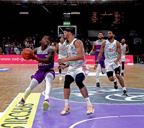 GSD zje123 easy Credit Basketball BBL Saison 2020 21 BG Göttingen - FC Bayern München Göttingens Zack Bryant (am Ball) gegen Münchens Nick Weiler Babb