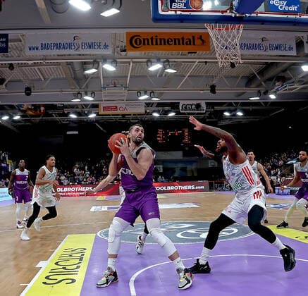 GSD zje123 easy Credit Basketball BBL Saison 2020 21 BG Göttingen - FC Bayern München Göttingens Harper Kamp (am Ball) gegen Münchens Deshaun Thomas