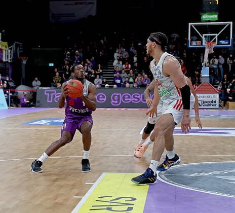 GSD zje123 easy Credit Basketball BBL Saison 2020 21 BG Göttingen - FC Bayern München Göttingens Kamar Baldwin (am Ball) gegen Münchens Nihad Djedovic