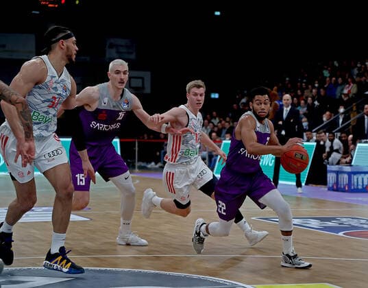 GSD zje123 easy Credit Basketball BBL Saison 2020 21 BG Göttingen - FC Bayern München Göttingens Stephen Brown (am Ball) gegen Münchens Ognjen Jaramaz