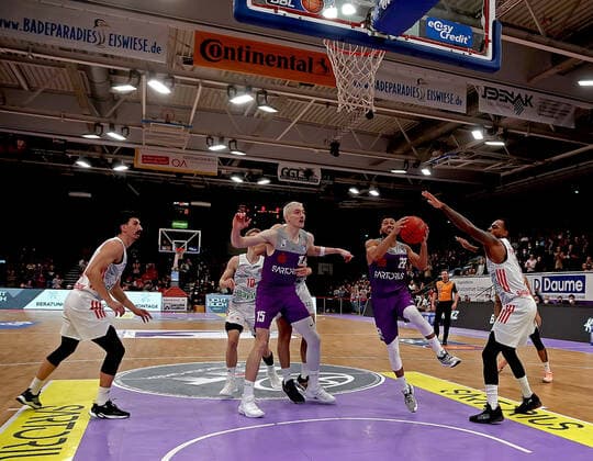 GSD zje123 easy Credit Basketball BBL Saison 2020 21 BG Göttingen - FC Bayern München Göttingens Stephen Brown (am Ball) gegen Münchens Deshaun Thomas