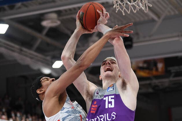 BG Göttingen - FC Bayern München 21.11.2021, Basketball-Bundesliga, Saison 2021 2022, 8. Spieltag, BG Göttingen - FC Bayern München. Göttingens Philipp Hartwich (r) spielt gegen Münchens Jason George. Göttingen Niedersachsen Deutschland