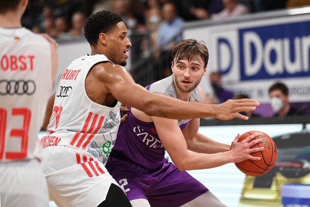 BG Göttingen - FC Bayern München 21.11.2021, Basketball-Bundesliga, Saison 2021 2022, 8. Spieltag, BG Göttingen - FC Bayern München. Göttingens Jake Toolson (r) spielt gegen Münchens Augustine Rubit. Göttingen Niedersachsen Deutschland