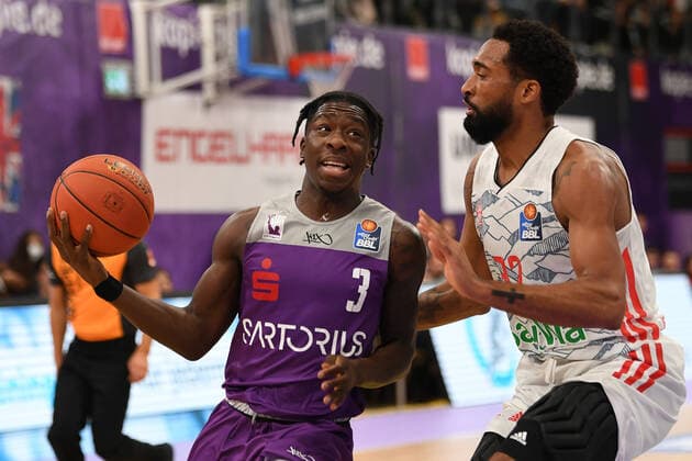 BG Göttingen - FC Bayern München 21.11.2021, Basketball-Bundesliga, Saison 2021 2022, 8. Spieltag, BG Göttingen - FC Bayern München. Göttingens Zack Bryant (l) spielt gegen Münchens Darrun Hilliard. Göttingen Niedersachsen Deutschland