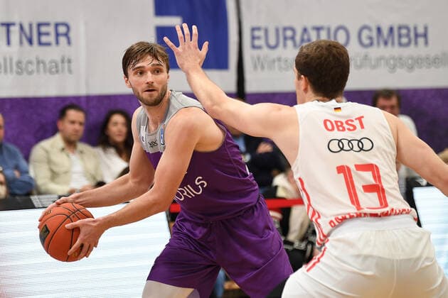 BG Göttingen - FC Bayern München 21.11.2021, Basketball-Bundesliga, Saison 2021 2022, 8. Spieltag, BG Göttingen - FC Bayern München. Göttingens Göttingens Jake Toolson (l) spielt gegen Münchens Andreas Obst. Göttingen Niedersachsen Deutschland