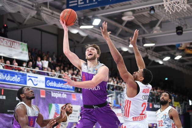BG Göttingen - FC Bayern München 21.11.2021, Basketball-Bundesliga, Saison 2021 2022, 8. Spieltag, BG Göttingen - FC Bayern München. Göttingens Jake Toolson (l) spielt gegen Münchens Augustine Rubit. Göttingen Niedersachsen Deutschland