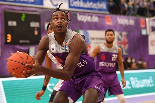 BG Göttingen - FC Bayern München 21.11.2021, Basketball-Bundesliga, Saison 2021 2022, 8. Spieltag, BG Göttingen - FC Bayern München. Göttingens James Dickey am Ball. Göttingen Niedersachsen Deutschland