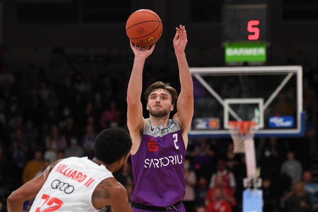 BG Göttingen - FC Bayern München 21.11.2021, Basketball-Bundesliga, Saison 2021 2022, 8. Spieltag, BG Göttingen - FC Bayern München. Göttingens Jake Toolson wirft auf den Korb. Göttingen Niedersachsen Deutschland
