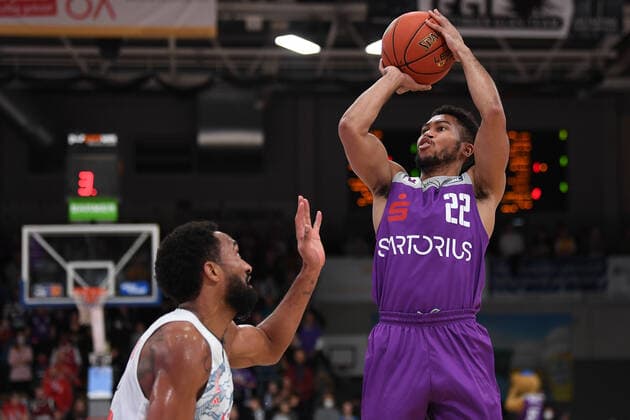 BG Göttingen - FC Bayern München 21.11.2021, Basketball-Bundesliga, Saison 2021 2022, 8. Spieltag, BG Göttingen - FC Bayern München. Göttingens Stephen Brown (r) spielt gegen Münchens Darrun Hilliard. Göttingen Niedersachsen Deutschland