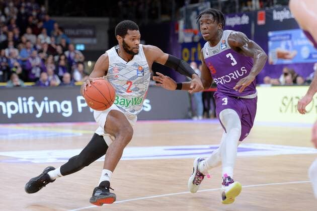 Corey Walden (FC Bayern Muenchen) (am Ball), Zack Bryant (BG Goettingen) (R) , Basketball, Bundesliga, BBL, BG Goettingen - FC Bayern Muenchen, 21.11.2021, BG Goettingen - FC Bayern Muenchen, Basketball, Bundesliga, GER, BBL, 21.11.2021 Goettingen Copyright: xEibner-Pressefotox-xRolandxSippelx