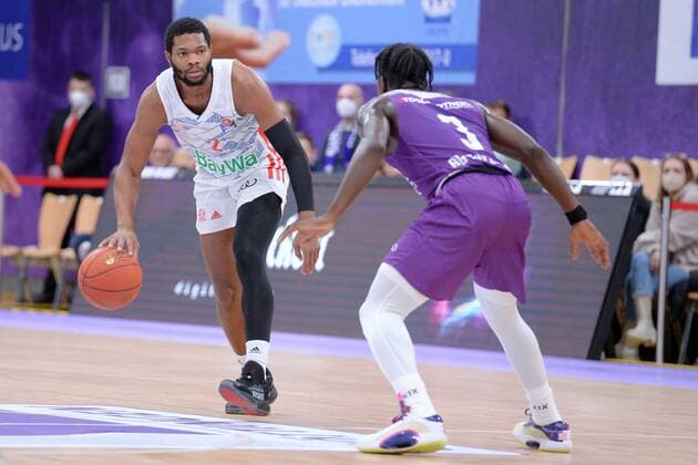 Corey Walden (FC Bayern Muenchen) (am Ball), Zack Bryant (BG Goettingen) (R) , Basketball, Bundesliga, BBL, BG Goettingen - FC Bayern Muenchen, 21.11.2021, BG Goettingen - FC Bayern Muenchen, Basketball, Bundesliga, GER, BBL, 21.11.2021 Goettingen Copyright: xEibner-Pressefotox-xRolandxSippelx