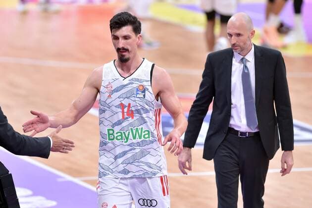 Nihad Djedovic (FC Bayern Muenchen) (M), Slaven Rimac (Assistant Coach FC Bayern Muenchen) (R) , Basketball, Bundesliga, BBL, BG Goettingen - FC Bayern Muenchen, 21.11.2021, BG Goettingen - FC Bayern Muenchen, Basketball, Bundesliga, GER, BBL, 21.11.2021 Goettingen Copyright: xEibner-Pressefotox-xRolandxSippelx