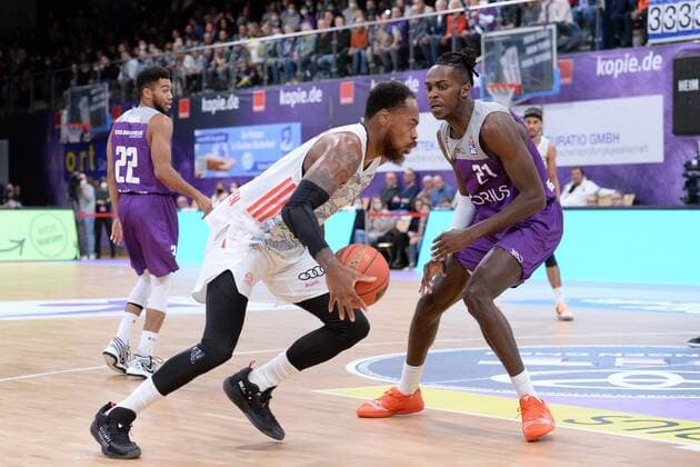 Deshaun Thomas (FC Bayern Muenchen) (am Ball), James Dickey III (BG Goettingen) (R) , Basketball, Bundesliga, BBL, BG Goettingen - FC Bayern Muenchen, 21.11.2021, BG Goettingen - FC Bayern Muenchen, Basketball, Bundesliga, GER, BBL, 21.11.2021 Goettingen Copyright: xEibner-Pressefotox-xRolandxSippelx