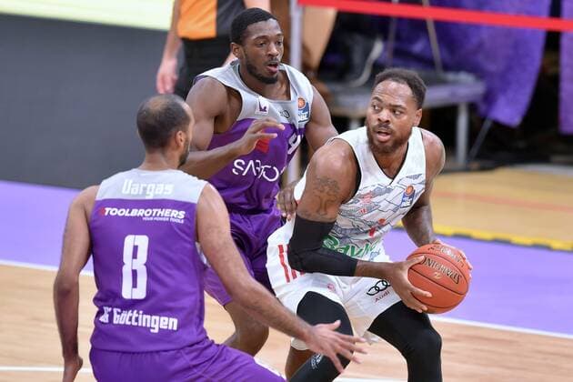 Deshaun Thomas (FC Bayern Muenchen) (am Ball), Kamar Baldwin (BG Goettingen) (hinten), Akeem Vargas (BG Goettingen) (NR 8) , Basketball, Bundesliga, BBL, BG Goettingen - FC Bayern Muenchen, 21.11.2021, BG Goettingen - FC Bayern Muenchen, Basketball, Bundesliga, GER, BBL, 21.11.2021 Goettingen Copyright: xEibner-Pressefotox-xRolandxSippelx