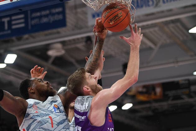 BG Göttingen - FC Bayern München 21.11.2021, Basketball-Bundesliga, Saison 2021 2022, 8. Spieltag, BG Göttingen - FC Bayern München. Göttingens Mathis Mönninghoff (r) spielt gegen Münchens Deshaun Thomas. Göttingen Niedersachsen Deutschland