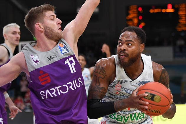 BG Göttingen - FC Bayern München 21.11.2021, Basketball-Bundesliga, Saison 2021 2022, 8. Spieltag, BG Göttingen - FC Bayern München. Münchens Deshaun Thomas (r) spielt gegen Göttingens Mathis Mönninghoff. Göttingen Niedersachsen Deutschland