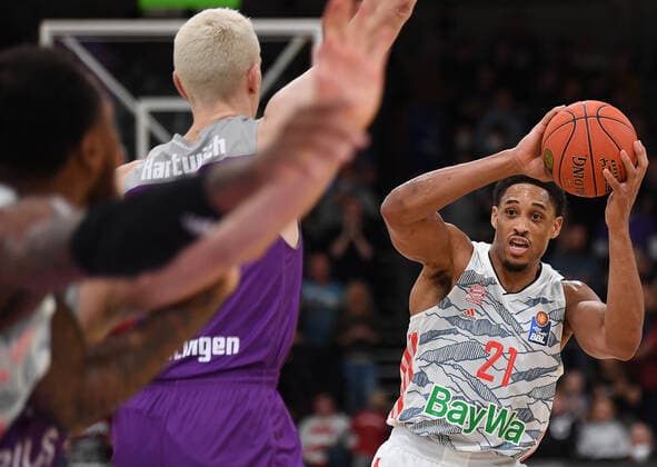 BG Göttingen - FC Bayern München 21.11.2021, Basketball-Bundesliga, Saison 2021 2022, 8. Spieltag, BG Göttingen - FC Bayern München. Münchens Augustine Rubit wirft den Ball. Göttingen Niedersachsen Deutschland