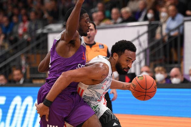 BG Göttingen - FC Bayern München 21.11.2021, Basketball-Bundesliga, Saison 2021 2022, 8. Spieltag, BG Göttingen - FC Bayern München. Münchens Darrun Hilliard (r) spielt gegen Göttingens Kamar Baldwin. Göttingen Niedersachsen Deutschland